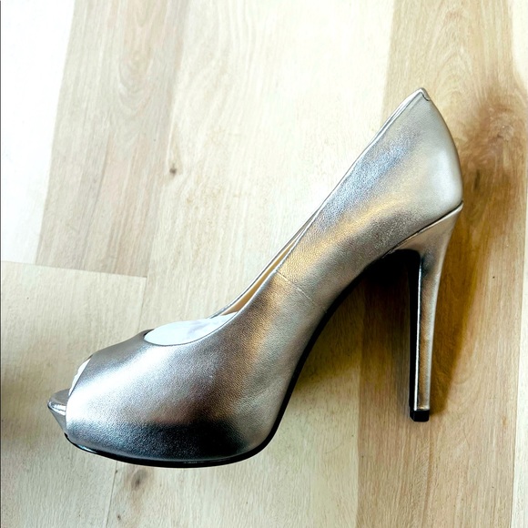 Guess bridal peep toe platform pumps NWOT - Picture 3 of 6